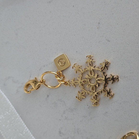 New Chanel Gold Snowflake charm Holiday 2024 gold CC Snowflake w/ clasp limited - Picture 3 of 5